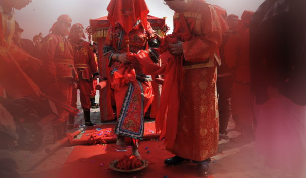 中式婚禮接新娘坐花轎的現(xiàn)場(chǎng)