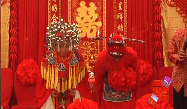 婚禮中拜堂成親的場(chǎng)景