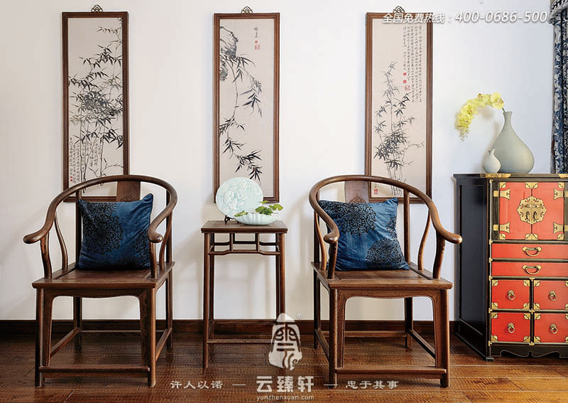 兩把明式椅子的擺放，墻上的水墨竹子畫(huà)