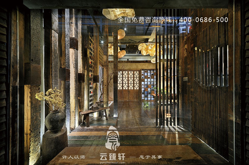 引導(dǎo)人們進(jìn)入茶樓會(huì)所內(nèi)部的地板是從附近老房子除后得來(lái)