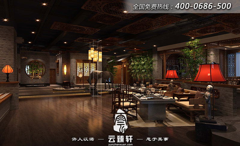 整個(gè)餐廳的裝飾顏色統(tǒng)一,色彩以沉穩(wěn)的深色系為主