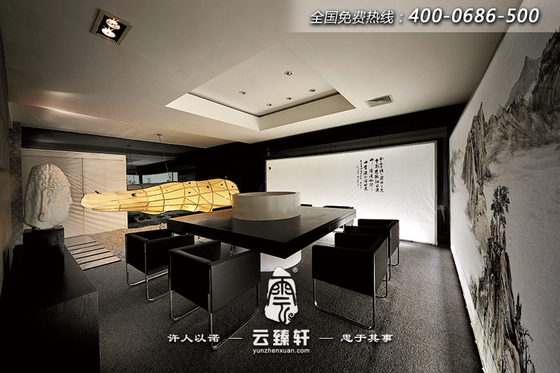 裝有中國(guó)書(shū)法和中國(guó)山水畫(huà)的會(huì)議室